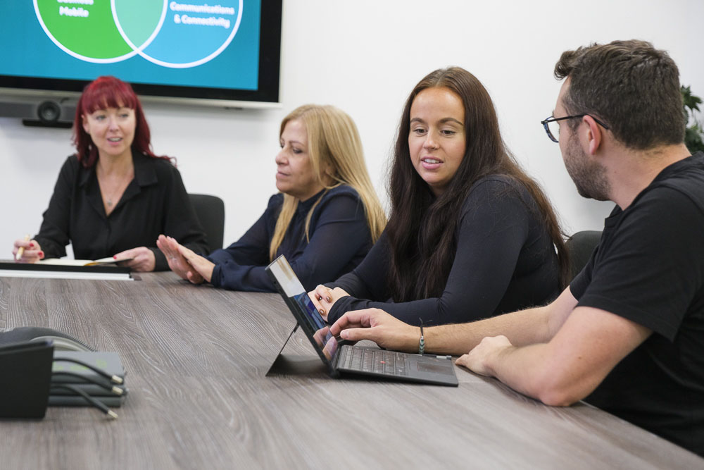 Unified Endpoint Management experts meeting around a meeting table